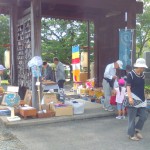 西条市の大通寺では、毎月８日に花薬師の縁日が開催されます。